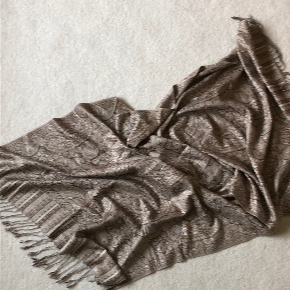 Beautiful wrap/ scarf - Picture 3 of 3